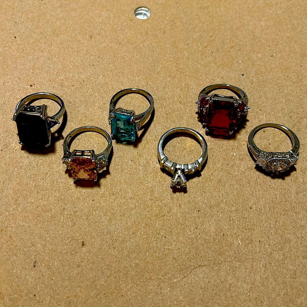 6 💍’s (Costume) all Silvertone. All size 7 and looks good on any finger